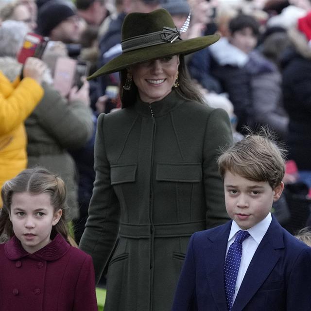 Las botas de ante de Kate Middleton son las que mejor quedan con vestidos de invierno: un look cómodo y rejuvenecedor