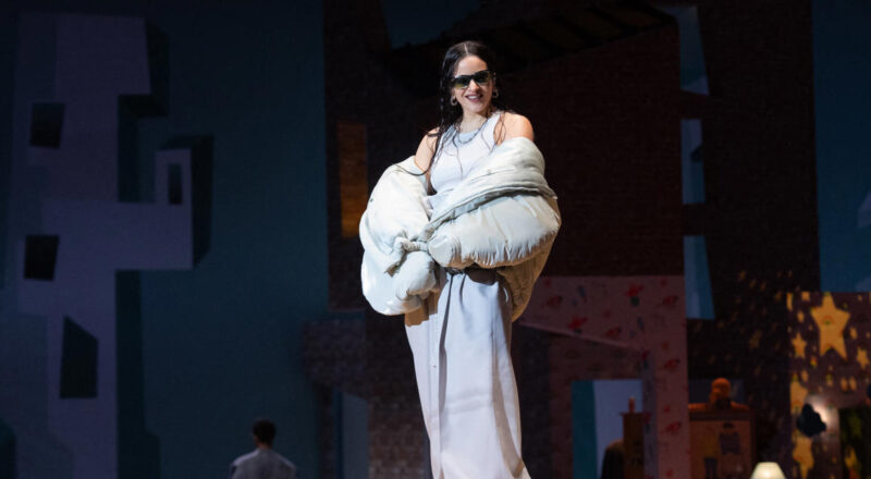 Por qué el anorak blanco que ha llevado Rosalía en el desfile de Louis Vuitton es todo lo que queremos para sobrevivir a la ola de frío