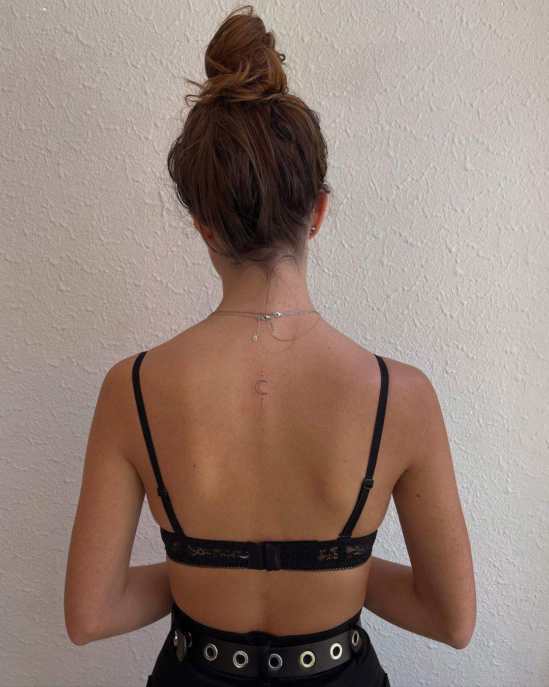 Tatuaje de luna y puntos en la espalda