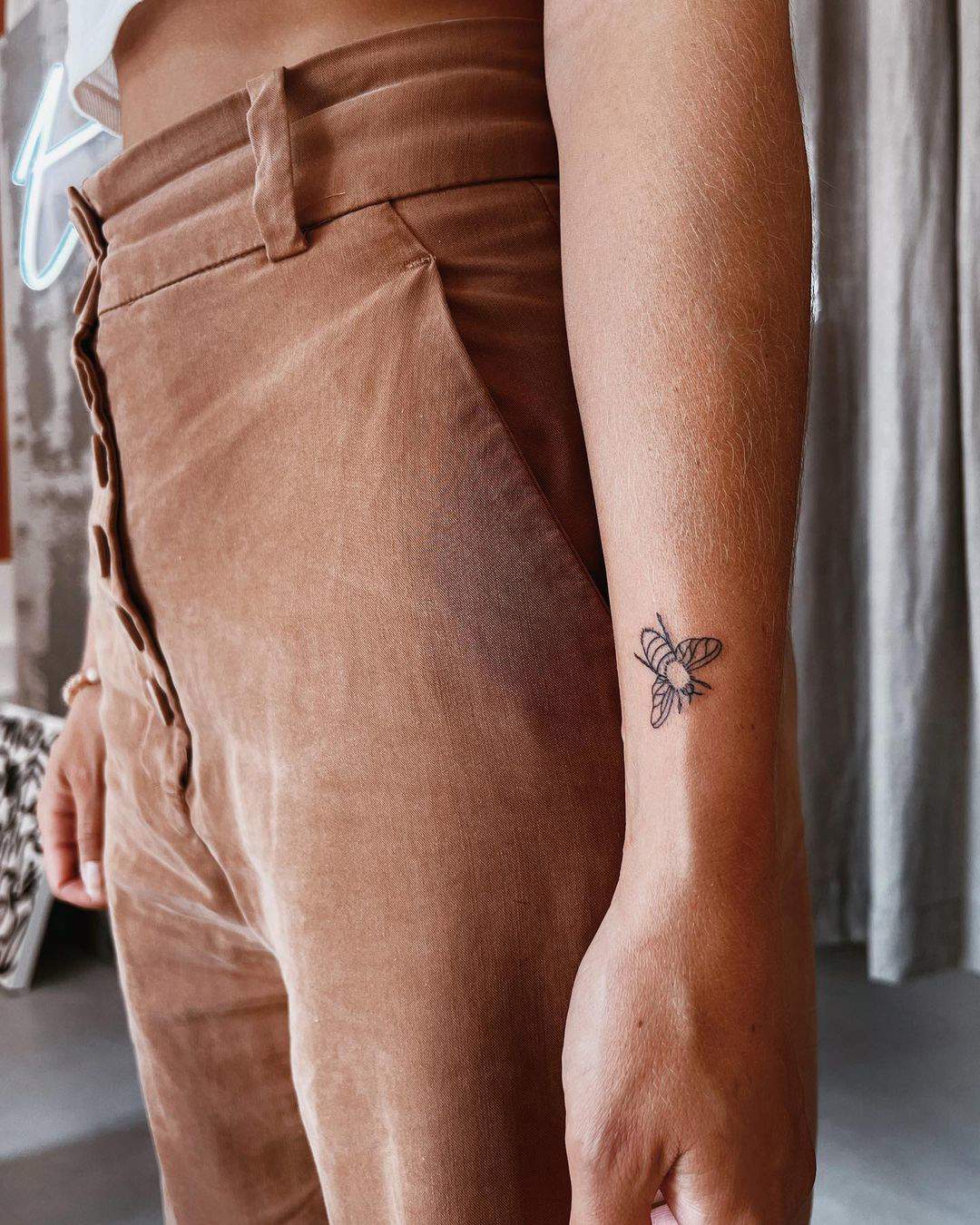 Tatuaje de abeja sobre el brazo
