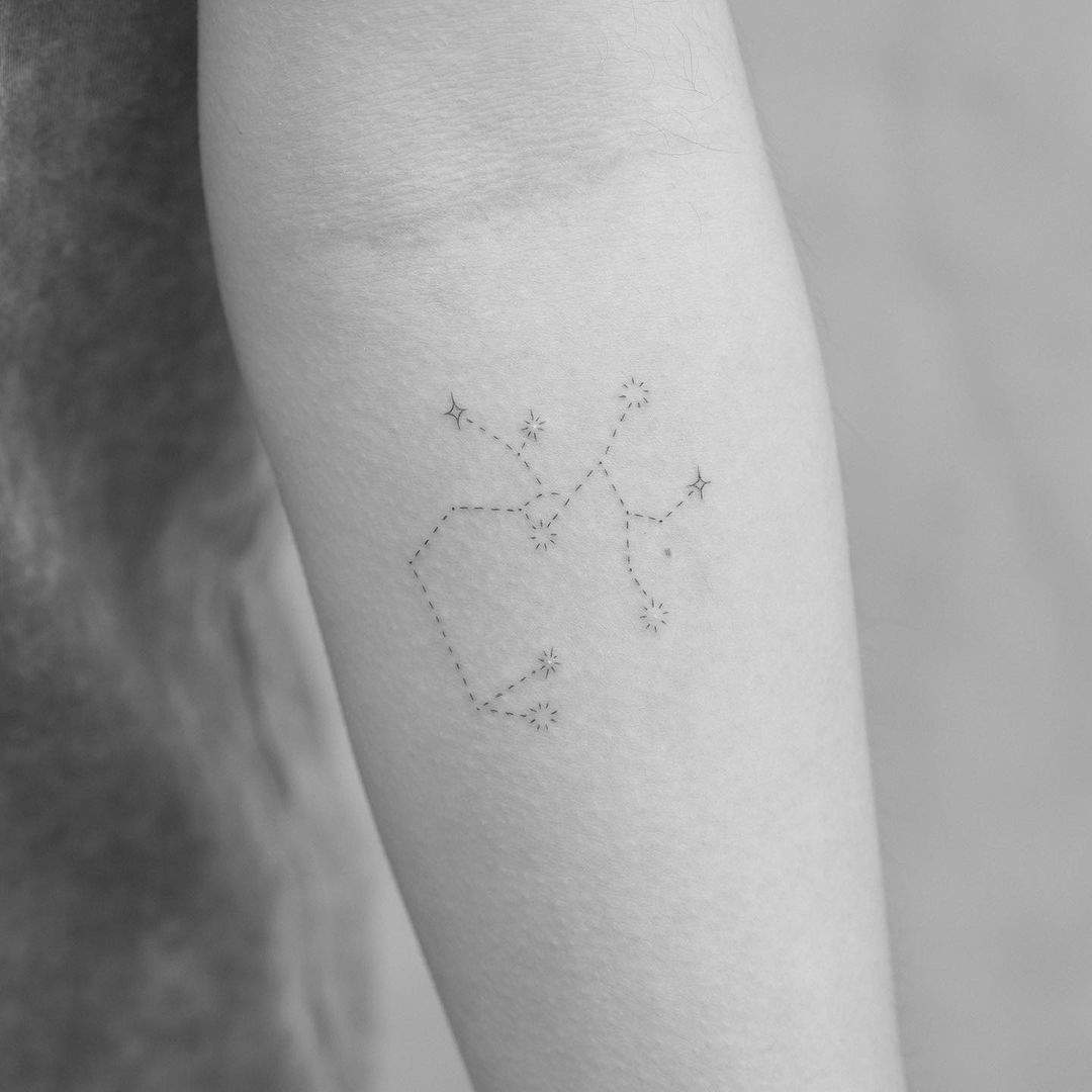 Tatuaje de una constelación casi puntillista