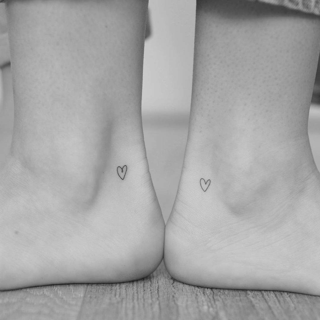 Tatuaje de dos corazones en el pie