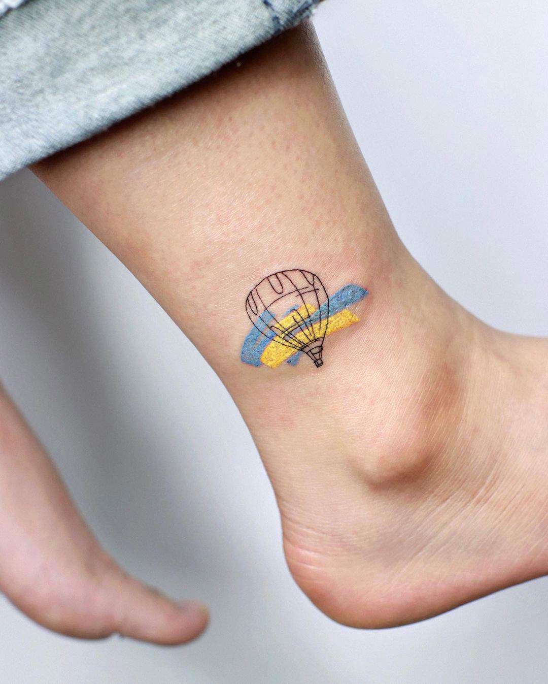 Tatuaje de globo aerostático y acuarela
