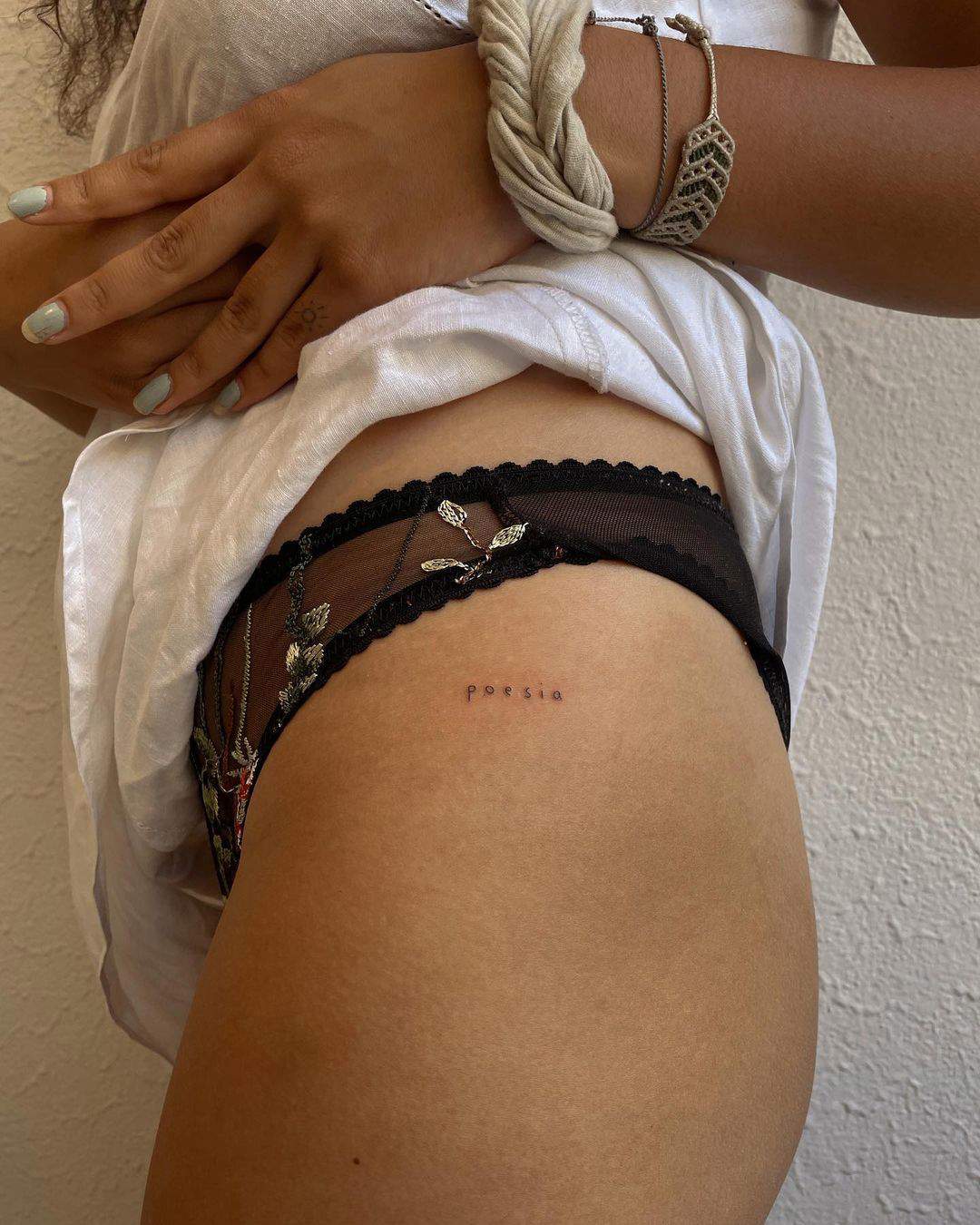 Tatuaje de palabra en la cadera