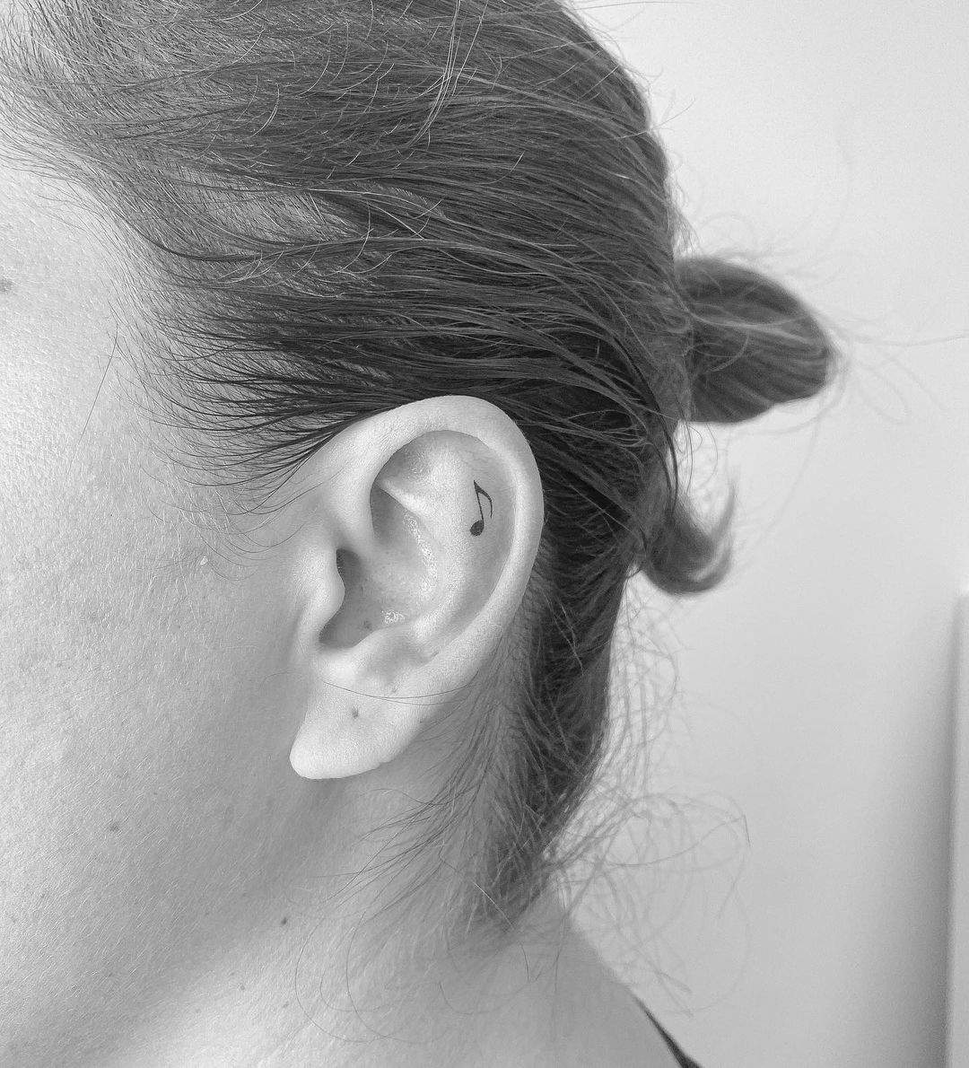 Tatuaje pequeño en la oreja 