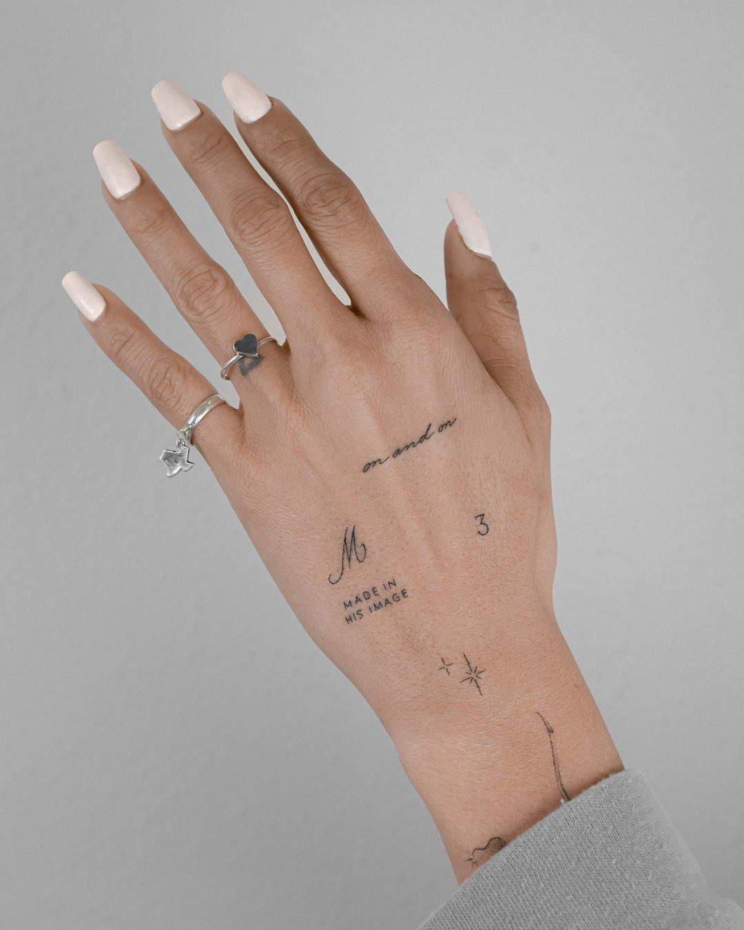 Tatuajes pequeños en las manos