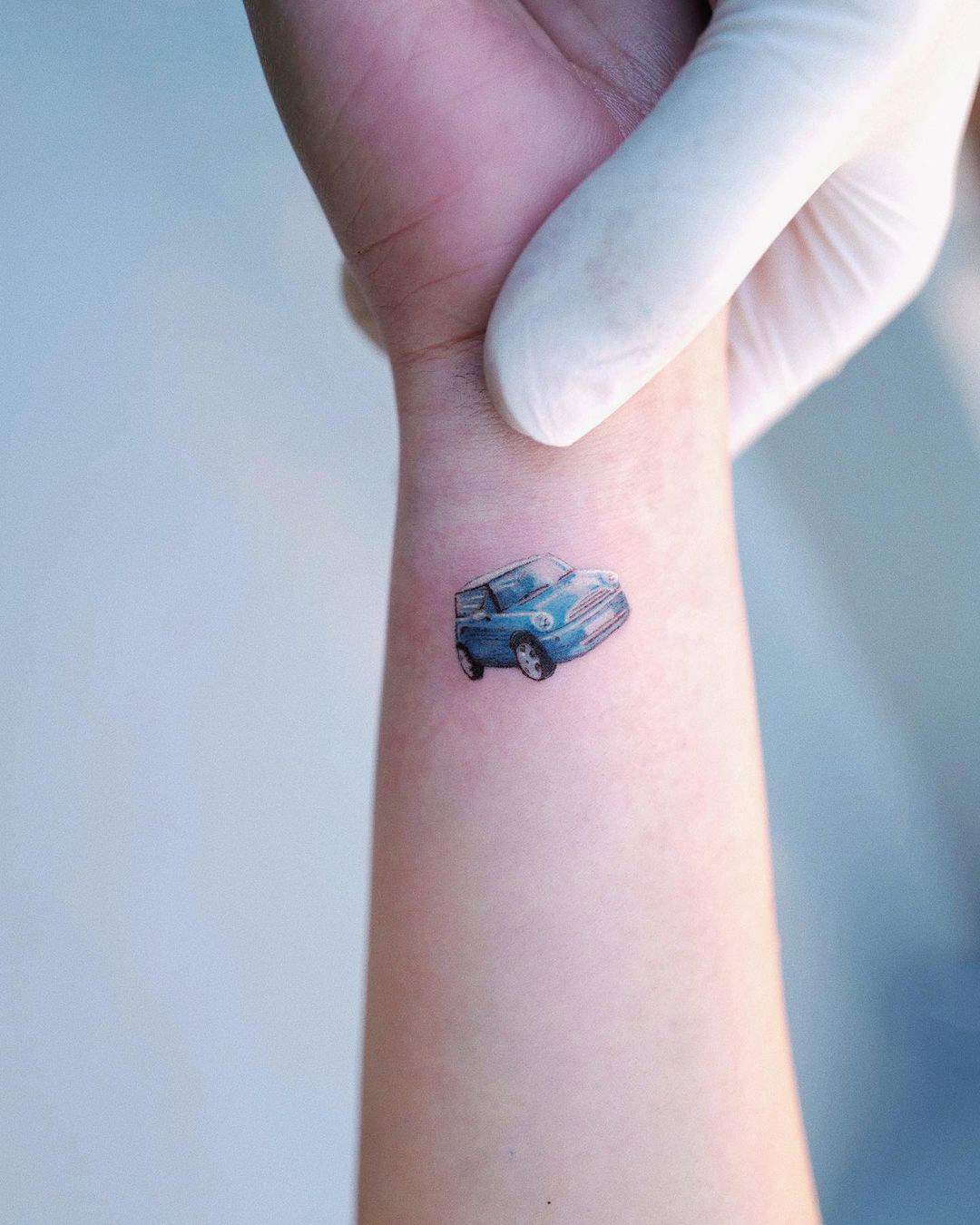Tatuaje realista de coche