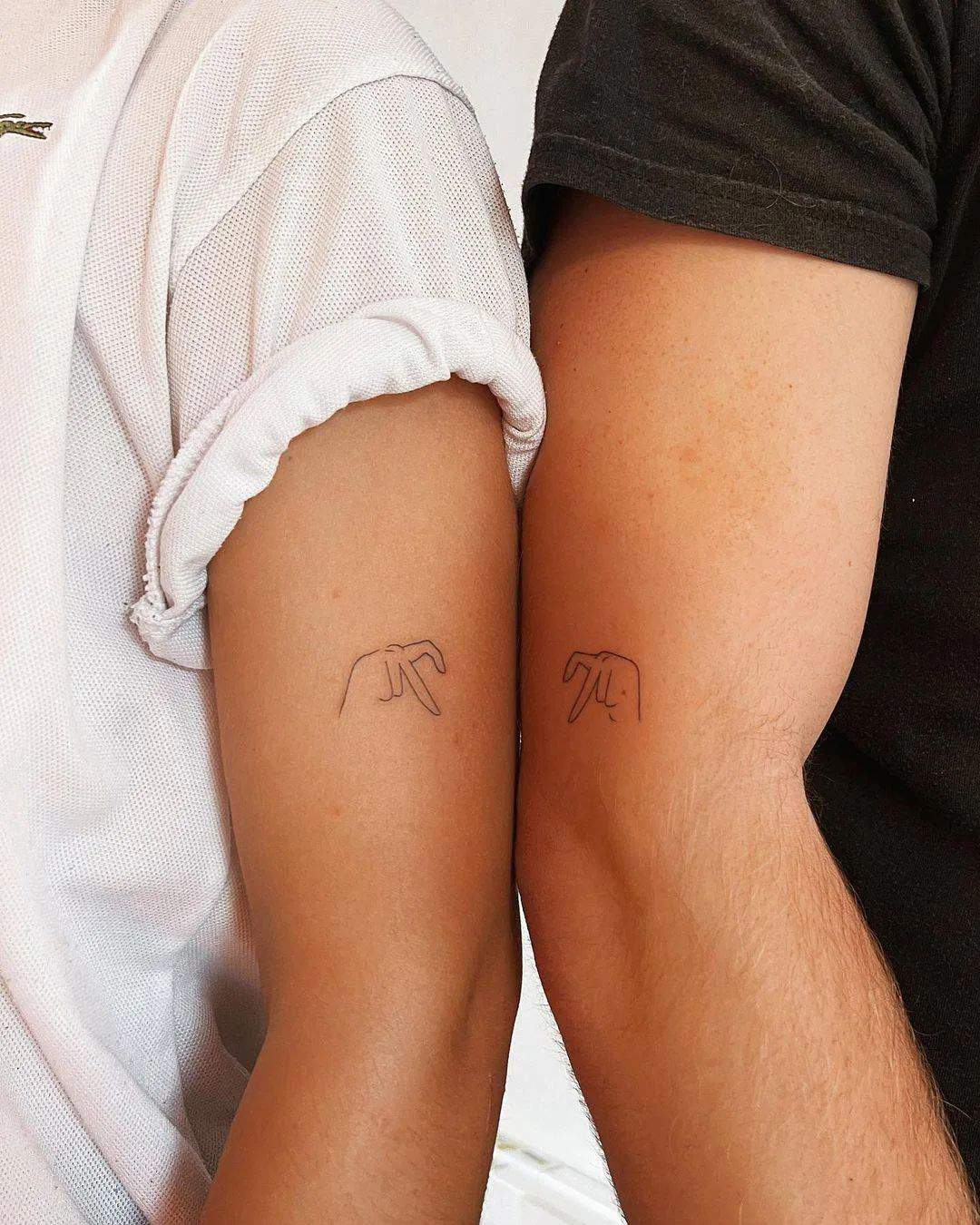 Tatuaje en pareja de manos