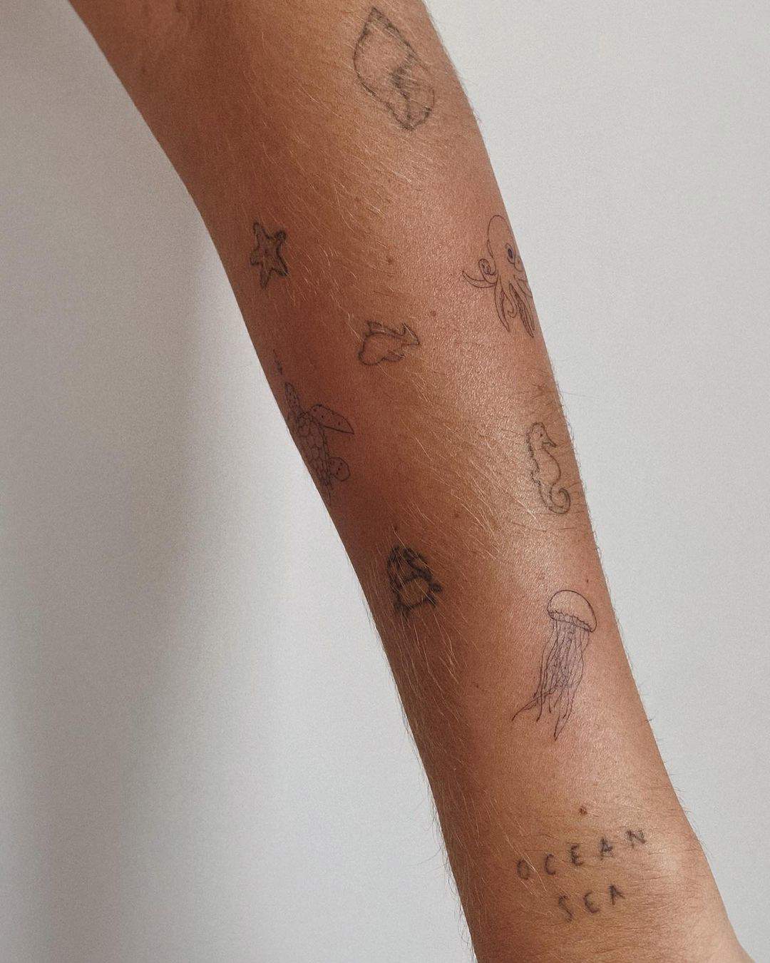 Múltiples tattoos pequeños de inspiración marina