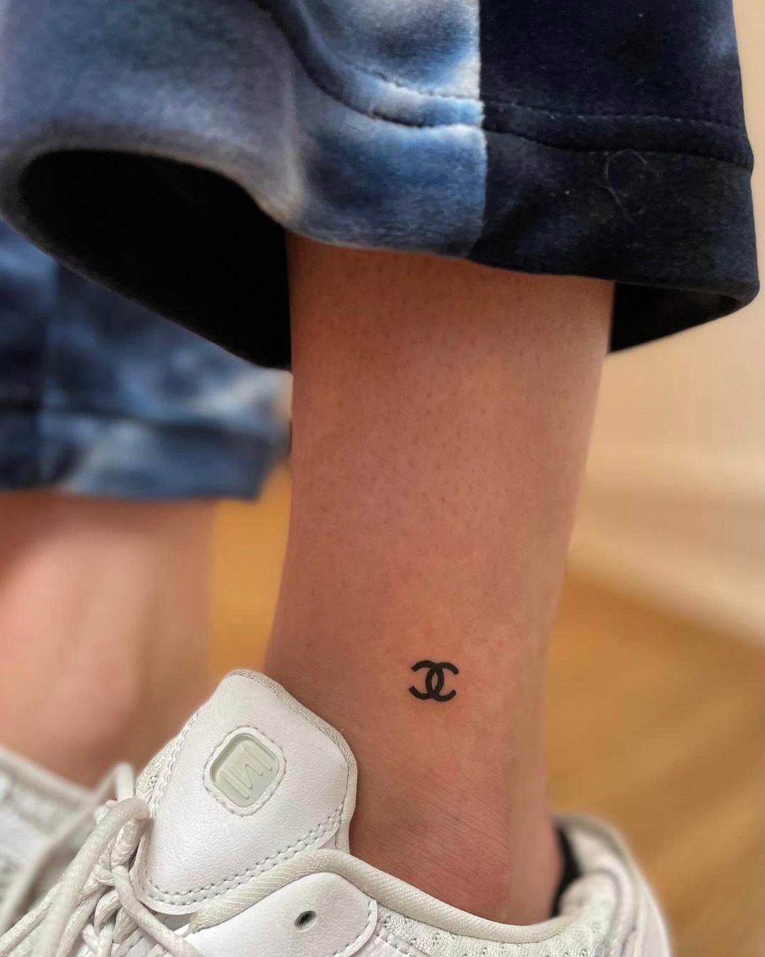 Mini tatuaje de logo de Chanel