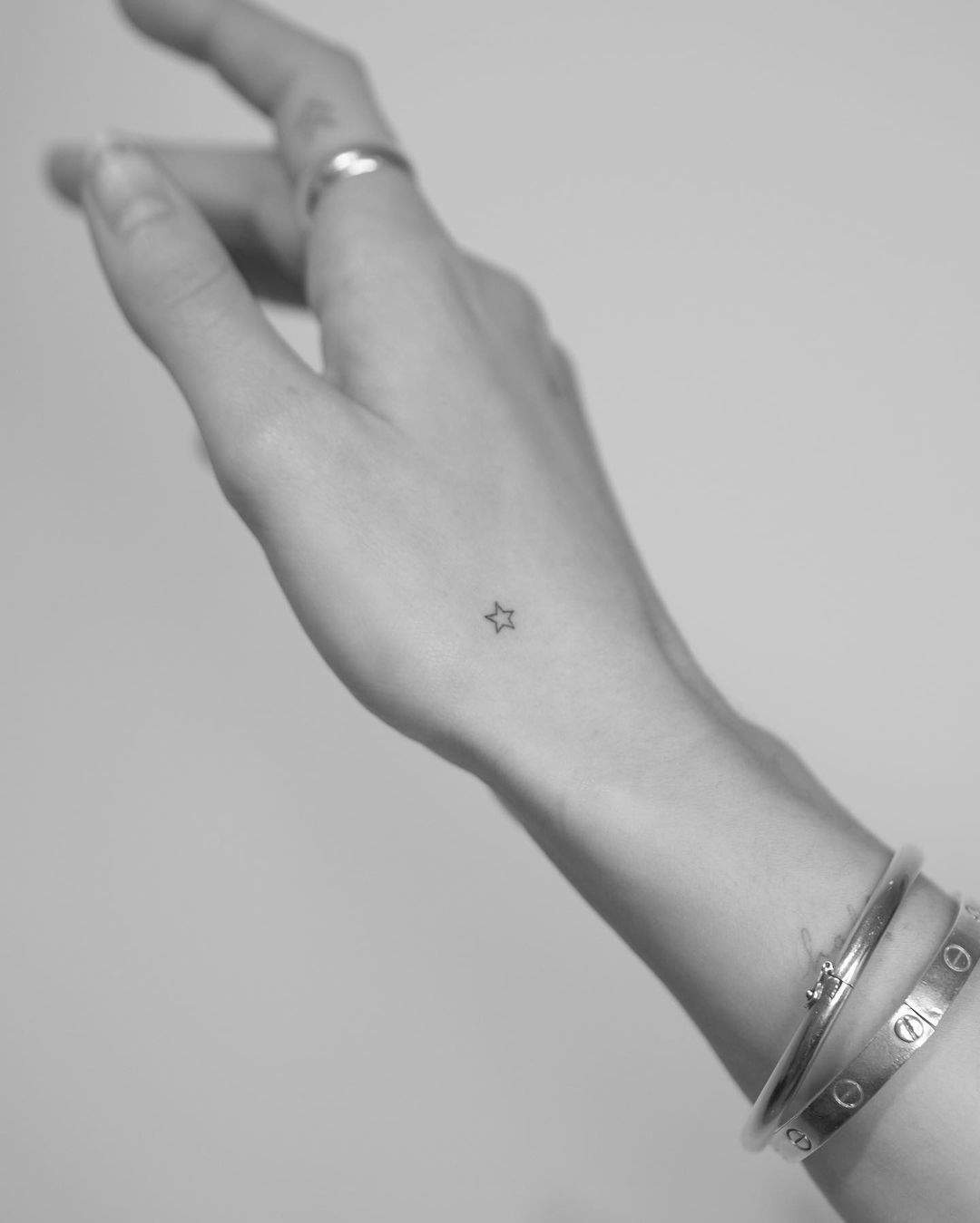 Tatuaje de diminuta estrella en la mano