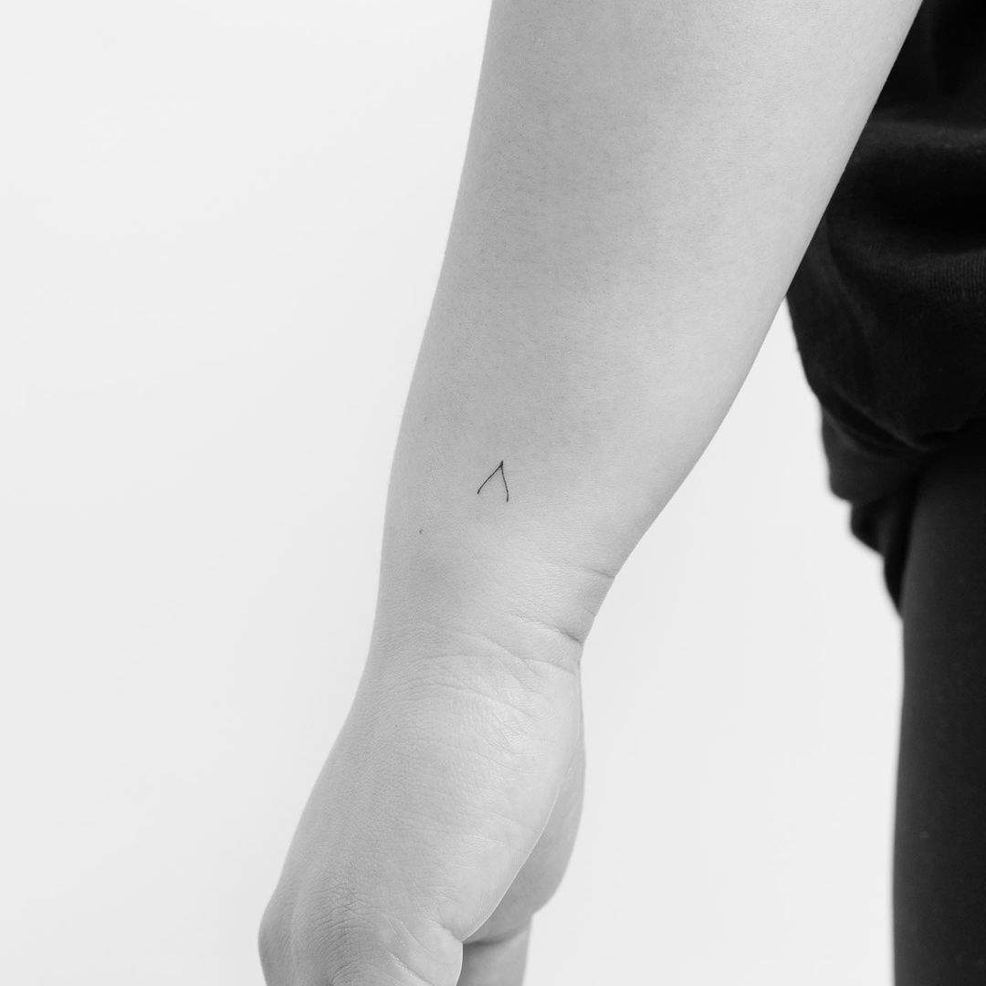 Tatuaje minimalista en el antebrazo