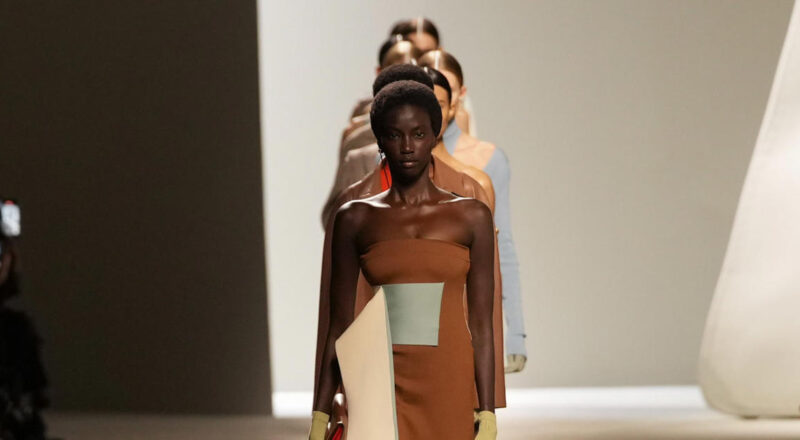 Fendi arrasa en la Milan Fashion Week con una colección llena de geometría y contrastes de color