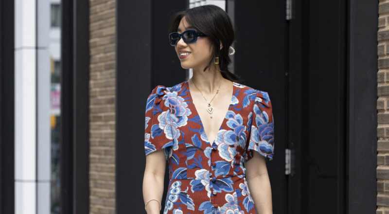 Hay un vestido de Zara que tapa hombros con el que las editoras de moda arrasarán en septiembre: fresco y barato